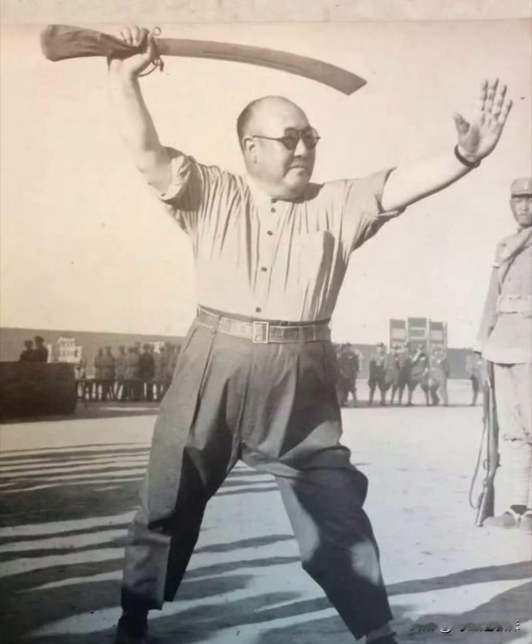 1943年，西北。抗战时期，重达300斤的马鸿逵在演示刀法。这“老滑头”重金聘请