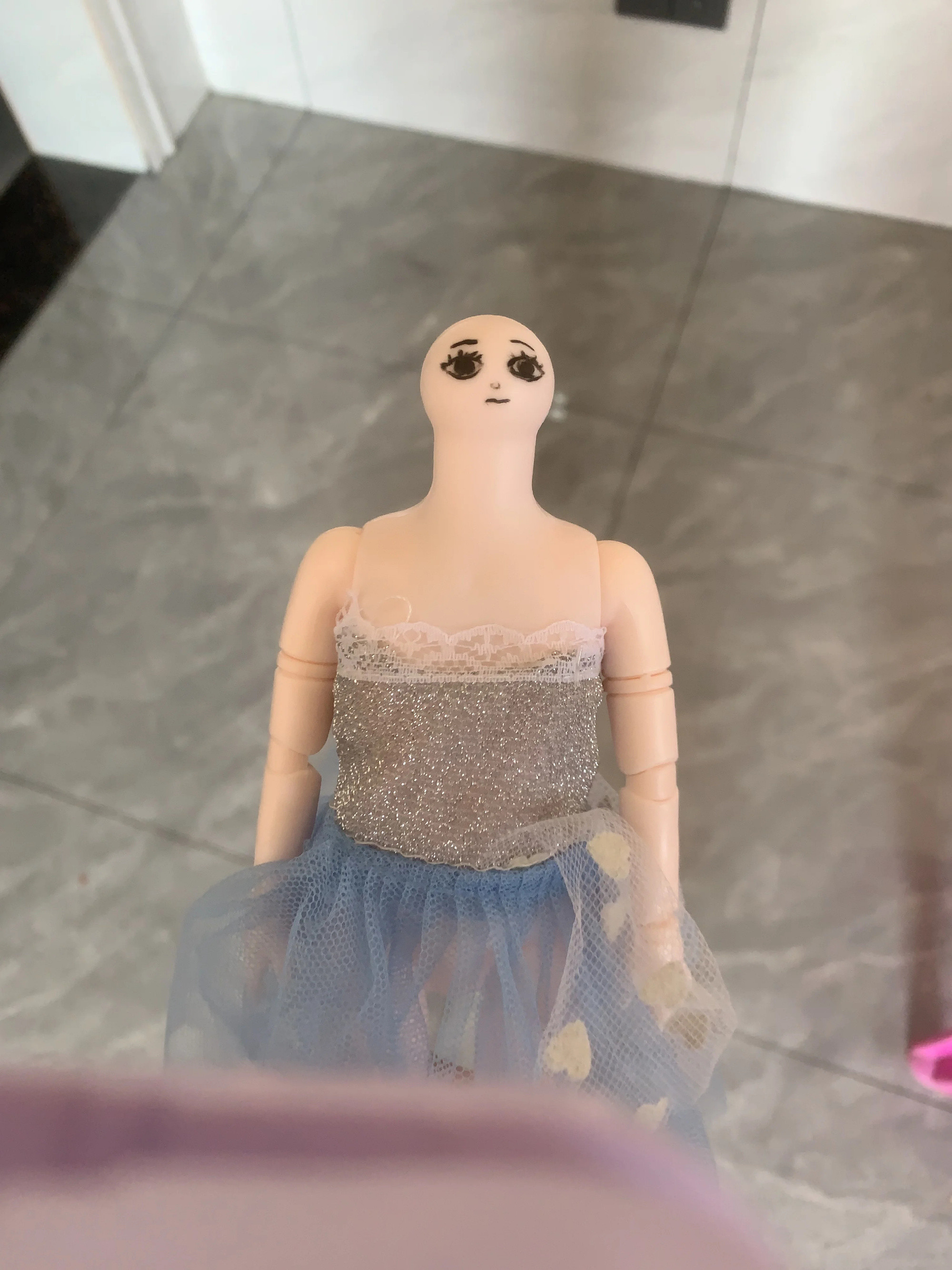 不小心把女儿的娃娃头拧掉了，这样看不出吧