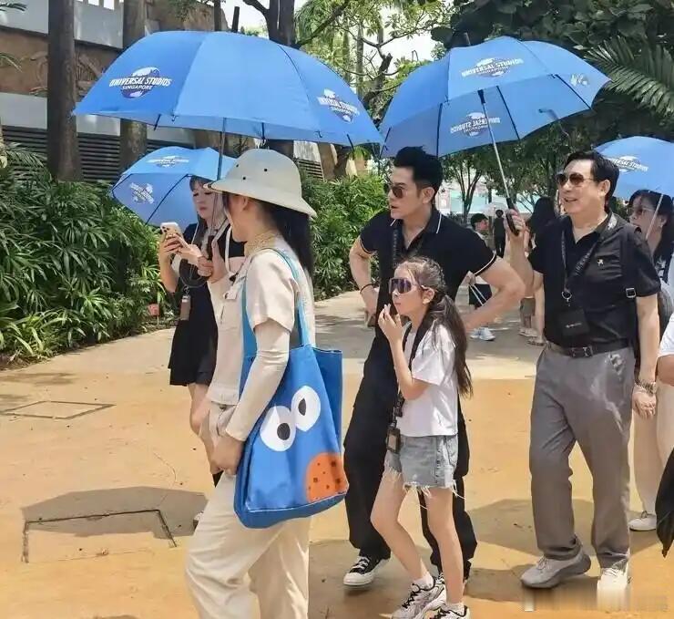 郭天王带方媛、孩子和岳父到新加坡游玩被偶遇，还挺好的能经常陪家人。 ​