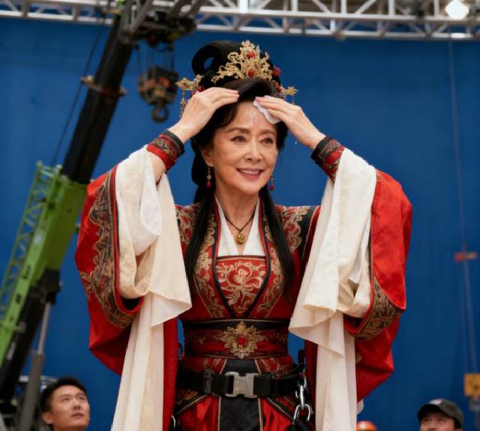 75岁的刘晓庆，短剧《天降福星》拍摄期间，坚持自己吊威亚，拒绝任何替身，让现场气