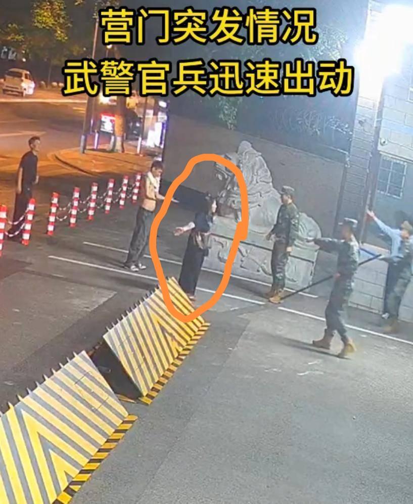 这黑衣可不像好人，敢跟武警战士动手。5月10日凌晨，四川广元武警营门，一名男子被