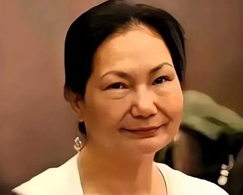 一个家庭闹剧：亲妈翻脸为钱，子女卷入舆论漩涡，最后谁都没赢家大S去世没多久，她