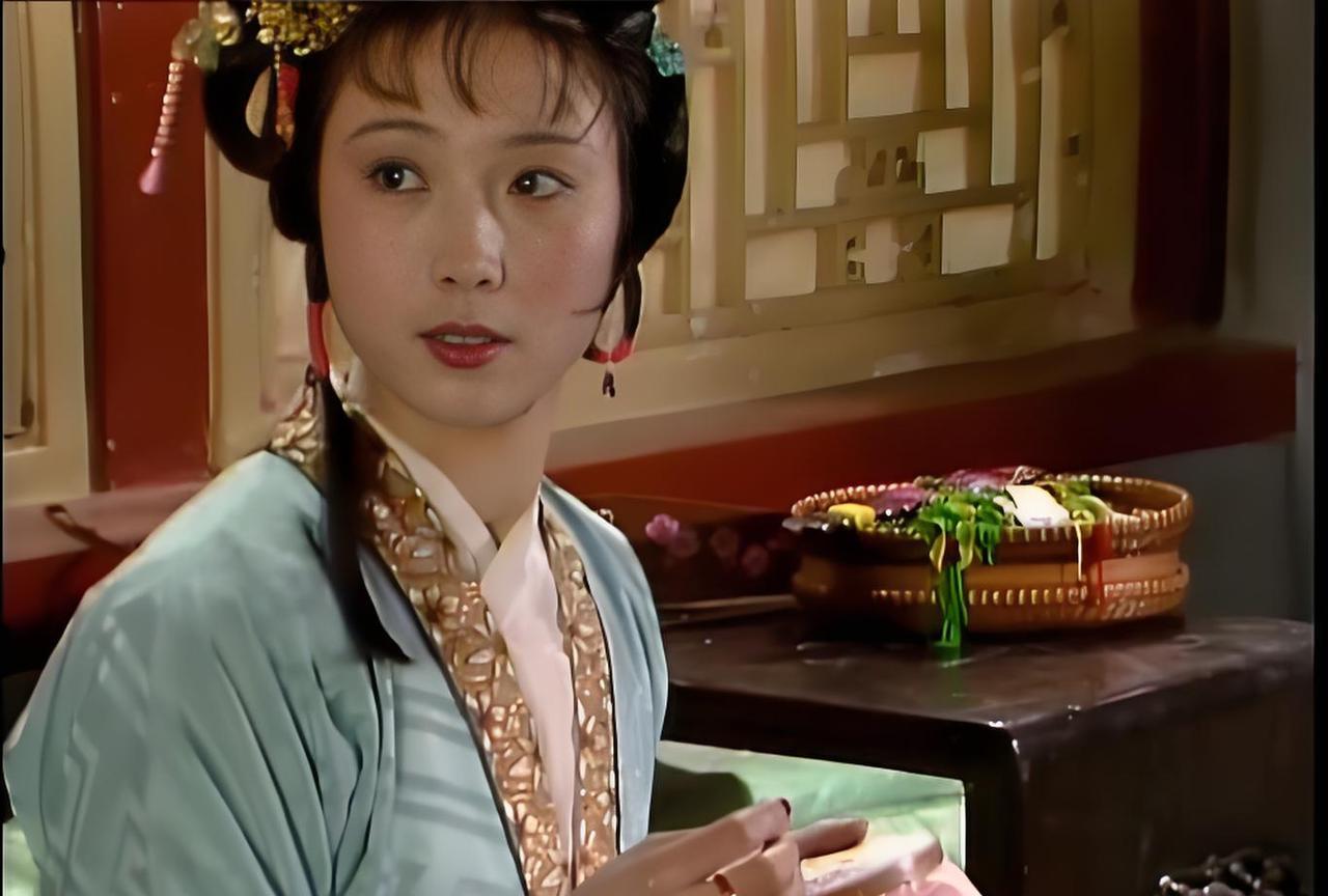 在《红楼梦》那个热闹的贾府里，丫鬟们的小圈子也挺有意思的。就拿鸳鸯来说吧，她是贾
