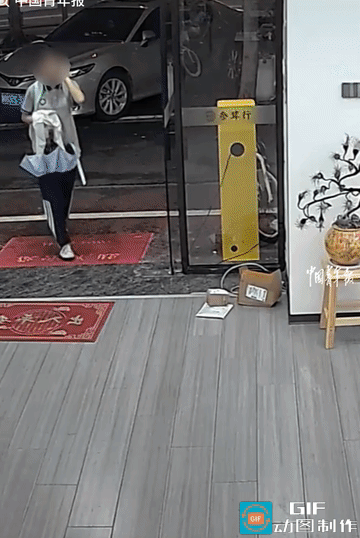 大哥你火了！学生放学没有等到家长，就找店铺的老板小心翼翼的询问道:可以借我打个电