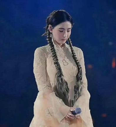 她不愧是香港最后的美人！张柏芝现身林家谦演唱会状态封神，42岁依旧精致得像洋娃娃