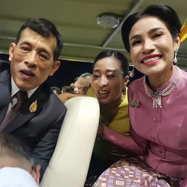 诗妮娜和长公主都是大长脸，泰王也是，他们笑起来挺一家人的。诗妮娜看起来比长公主年