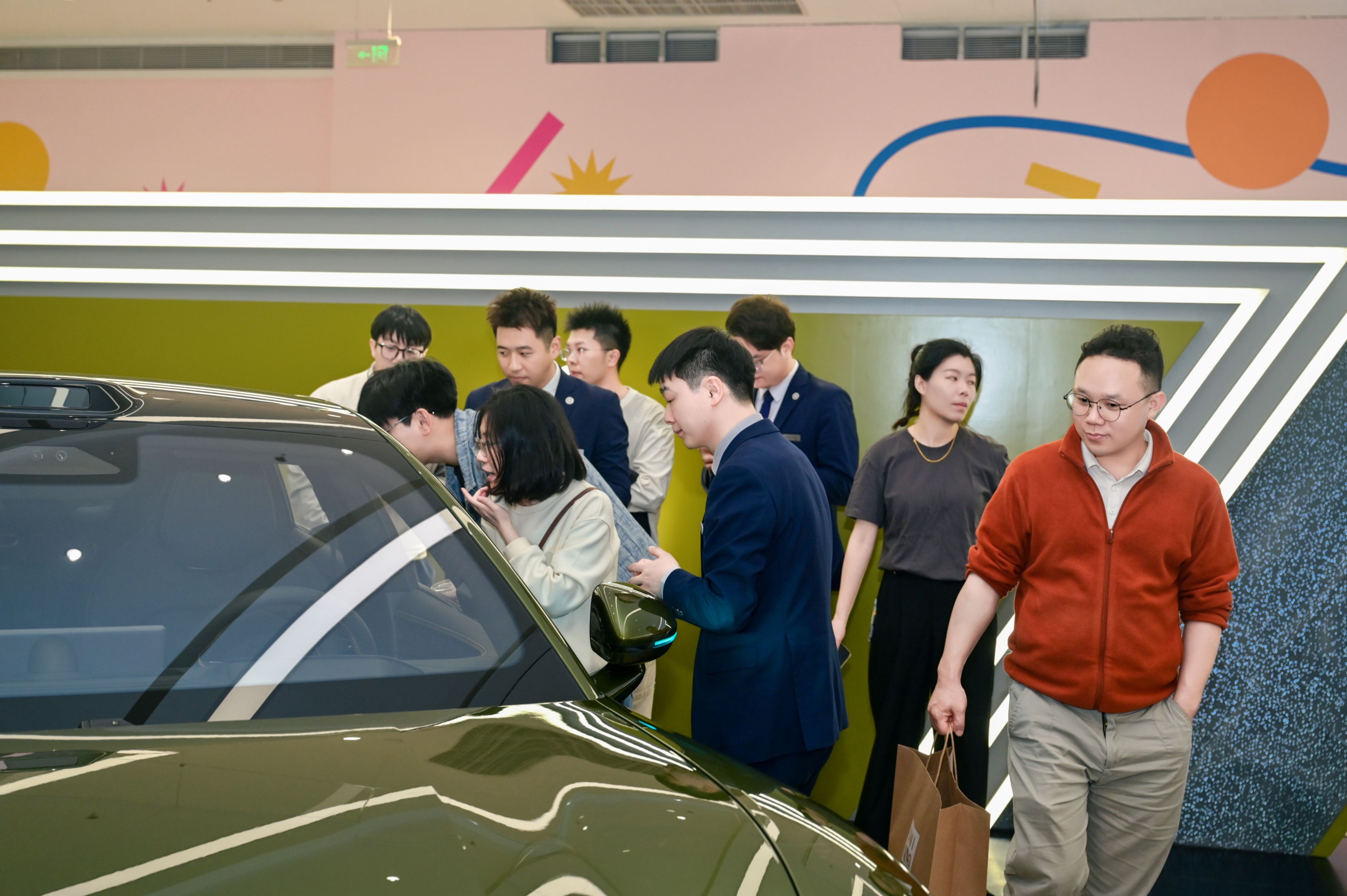 尚界Z7展车到店全是人尚界Z7亮相那天我就开小定了，今天去店里逛了逛。第一个感觉