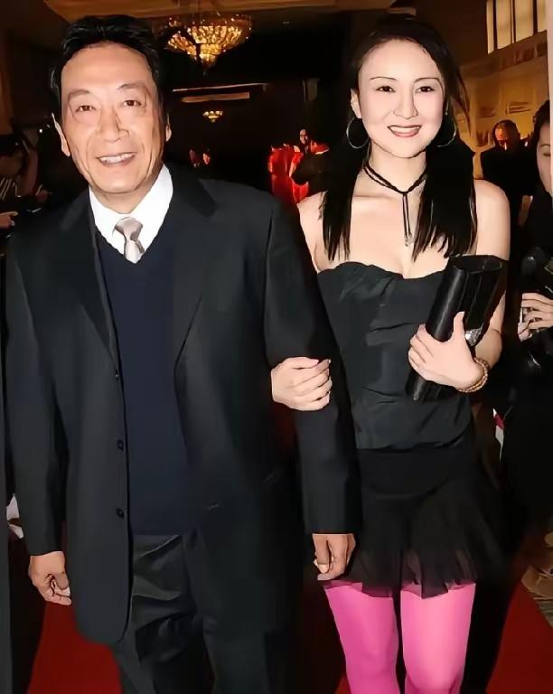 要说娇妻最漂亮的，还要当属王奎荣老爷子！他的魅力是真大，七十多岁竟然还能吸引到小