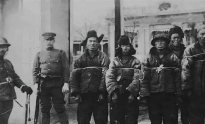 1944年12月，因为叛徒出卖，原抗联三路军特派员于天放被关押到日寇监狱。一天夜