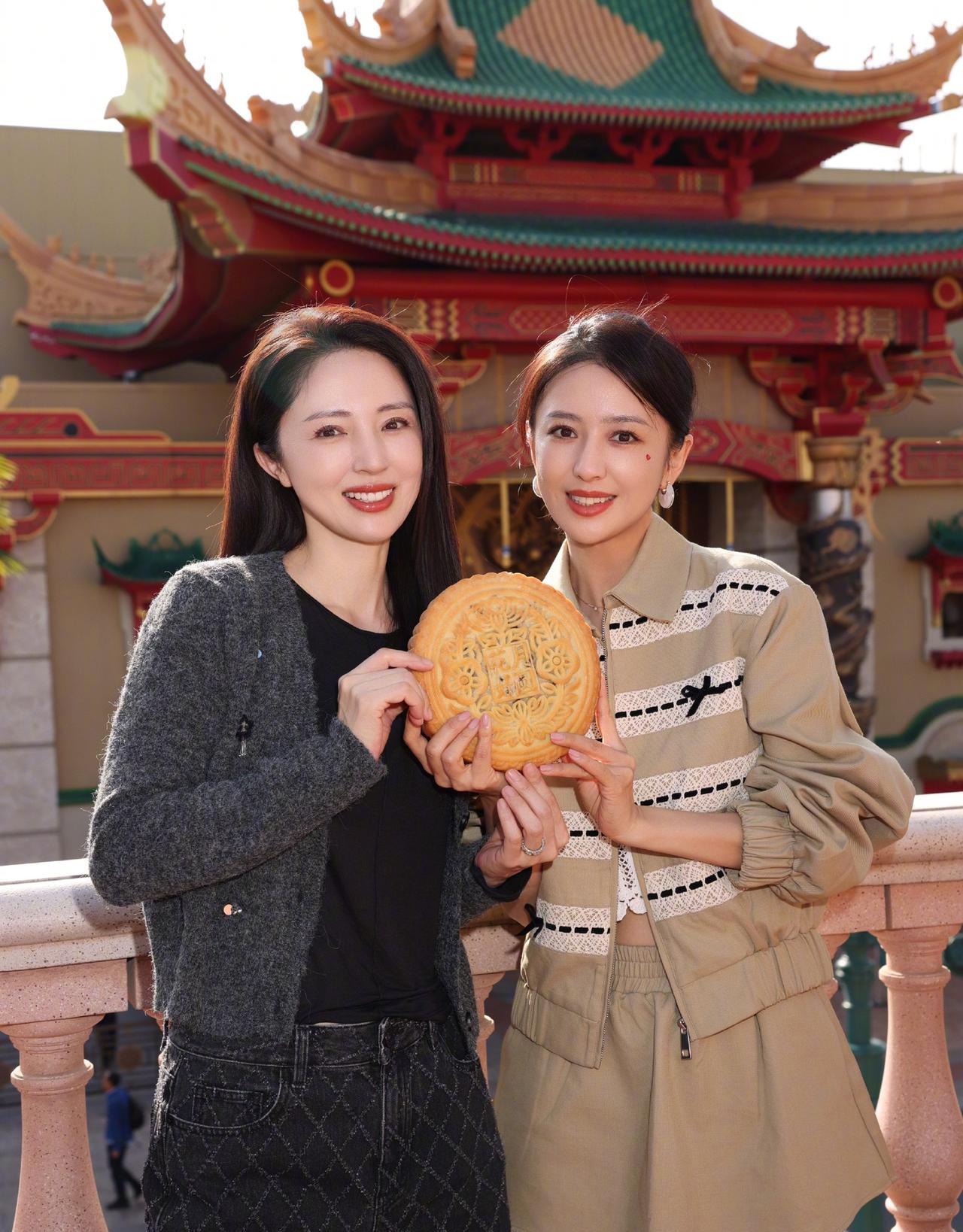 佟丽娅、董璇好姐妹中秋节在一起开心度过，这关系真的是不一般。10月6日，佟丽娅