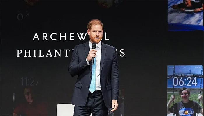 查尔斯刚说“安全第一”，哈里就甩出一句狠话：AI正在偷走你孩子的感情！父亲呼吁