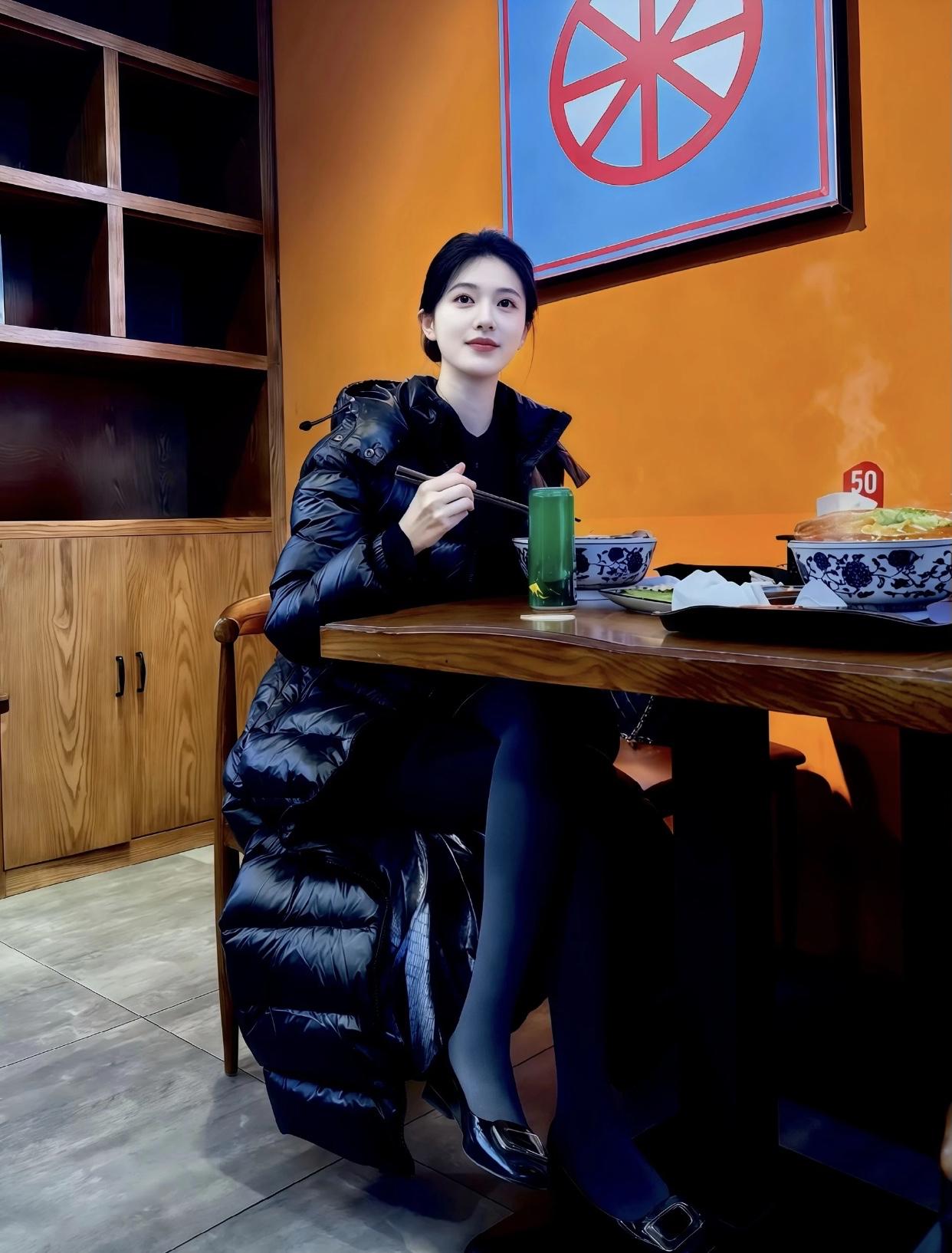 冬日暖阳下，静享书香与咖啡的时光