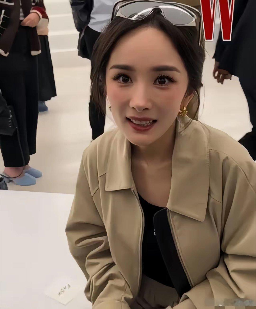 果然岁月不饶人呀，感觉现在得杨幂本人根本没有网上吹得那么年轻漂亮，脸型崎岖法令纹
