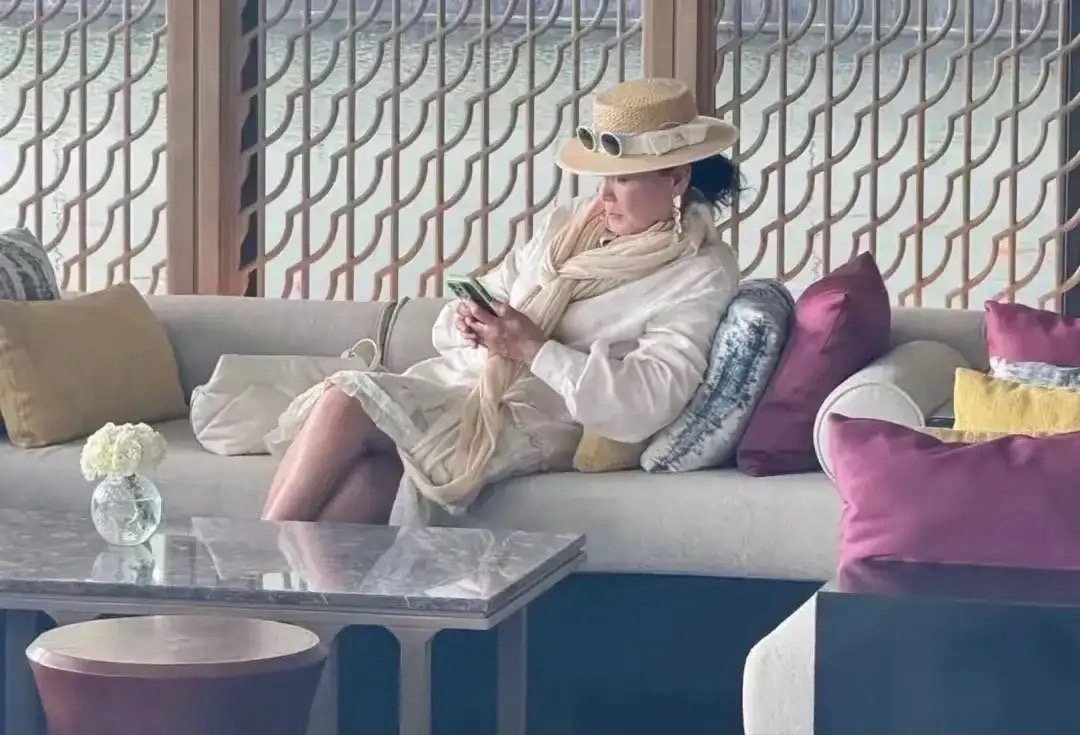 张兰万万没想到前儿媳那么大的明星没挡着他们娘俩发.财前女友张五部蹦哒得厉害还有五
