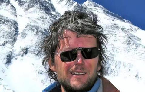 2006年，51岁的林肯霍尔成功登顶珠峰，却在下山途中停止呼吸，众人只能丢下他离