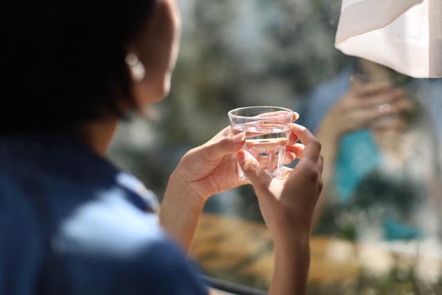 你有晨起喝水的习惯吗？提醒：长期坚持，血压或有7种积极变化一睁眼，很多人第一