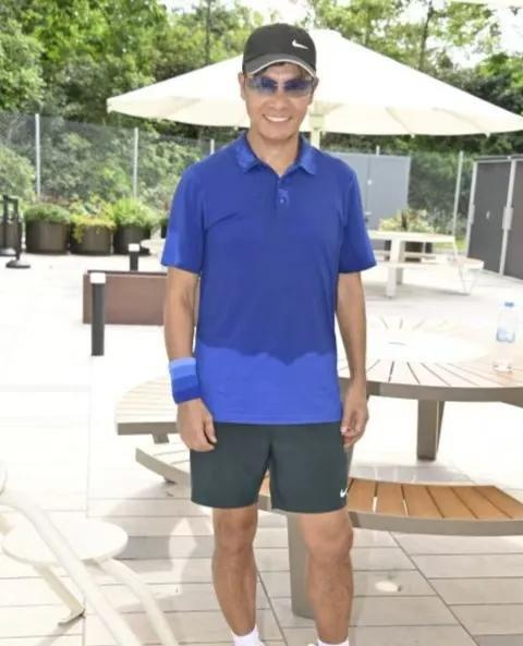 说个香港明星的事，本来这事没那么惊人，但网友的评论太搞笑，忍不住想要分享一下。