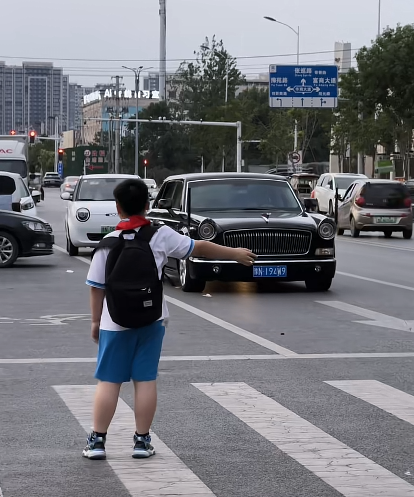 从小就坐这种车的小男孩，应该没有什么烦恼吧