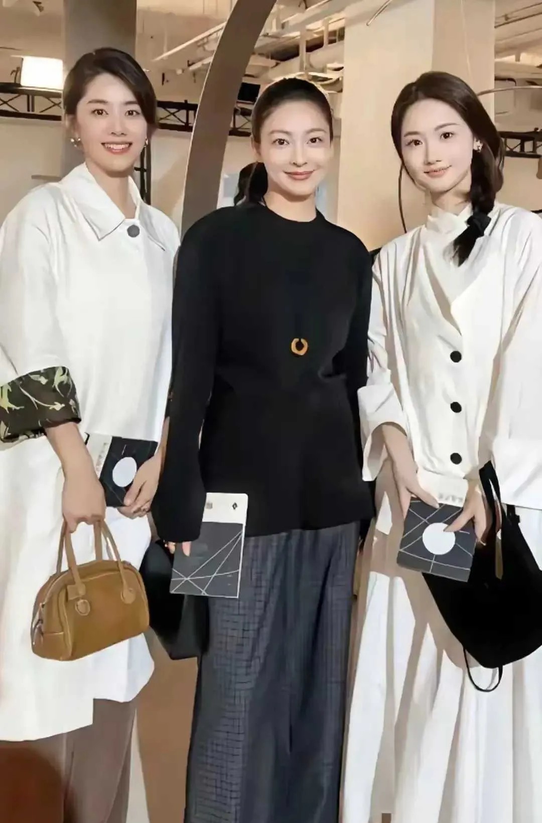 三人合照，才知道谁最漂亮