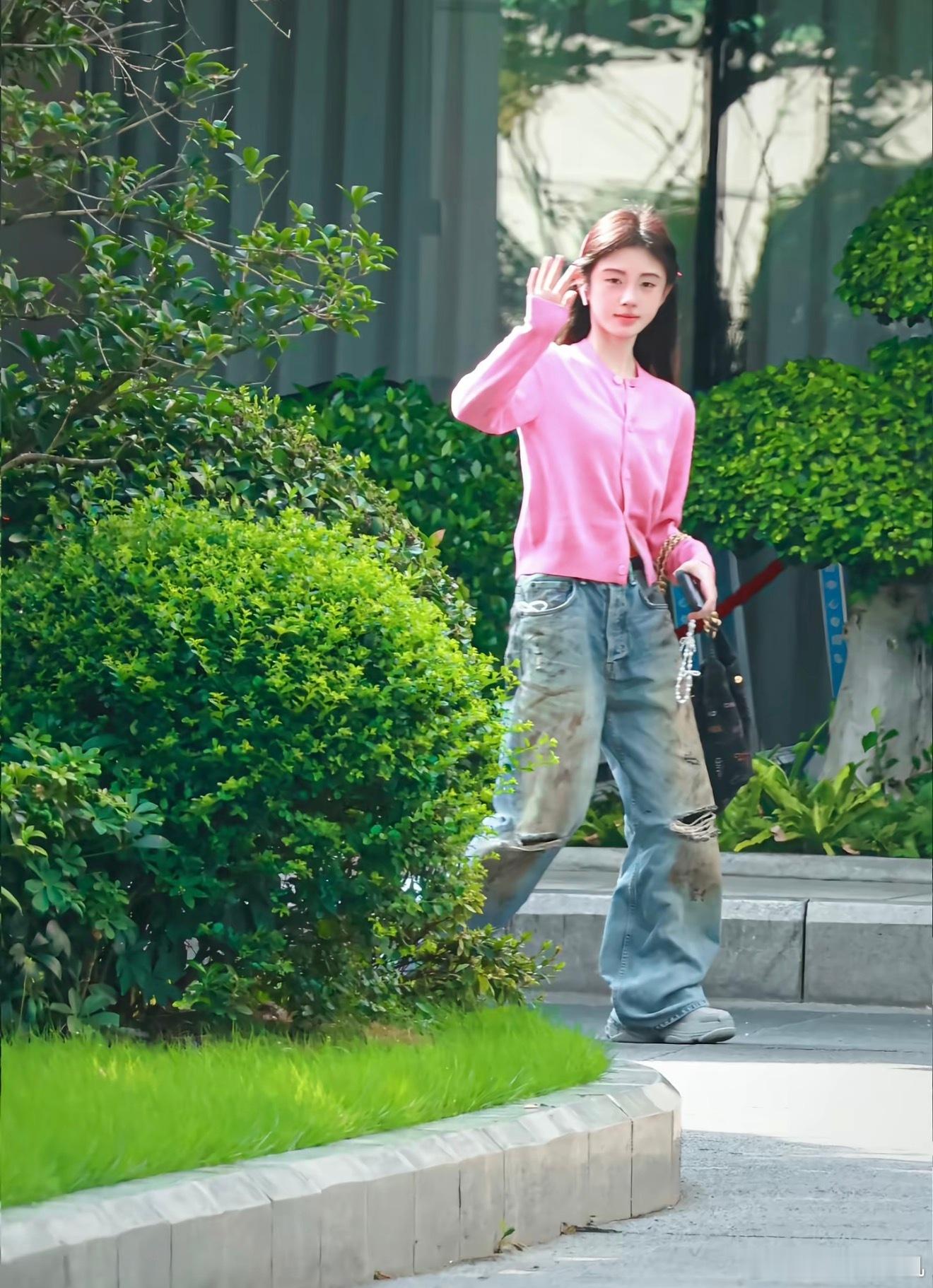 内娱第一普女鞠婧祎，自称4000年美女。一米六不到的身高，身材平平无奇，穿搭土土