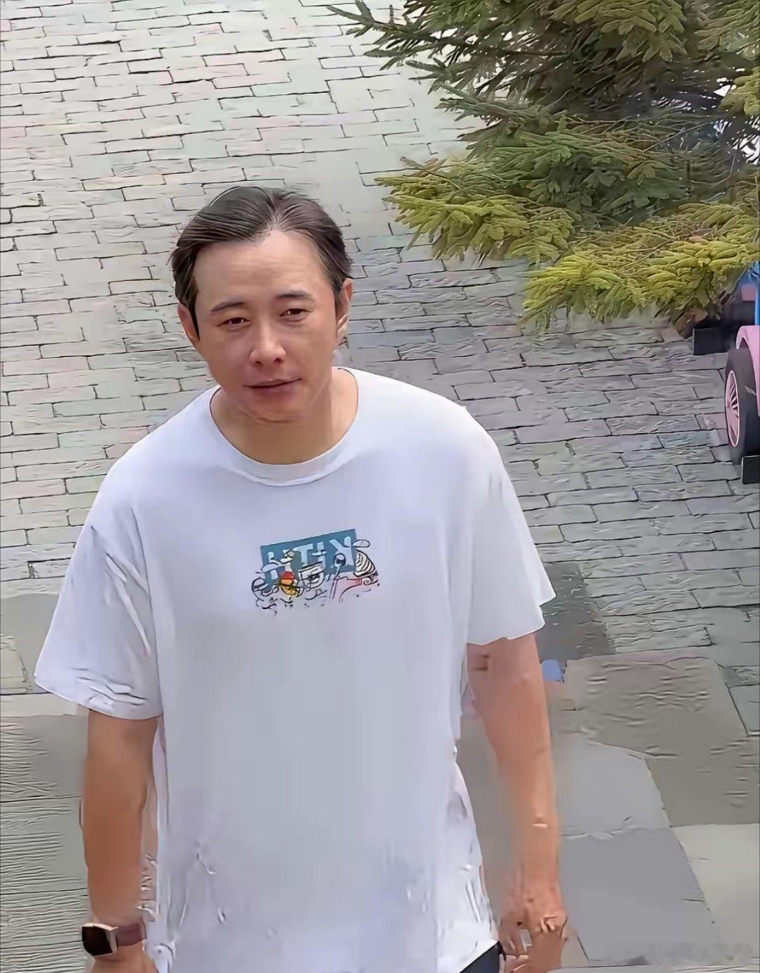 罗晋胖的发福，和唐嫣站在一起像是两代人！​40岁基本上男人“分水岭”，是事业也是身材的分水岭，事业上