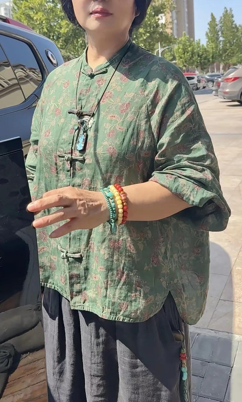 这位大妈非常有钱，她穿的衣服跟我们想象的完全不一样，像麻袋片子一样，有人说这是真