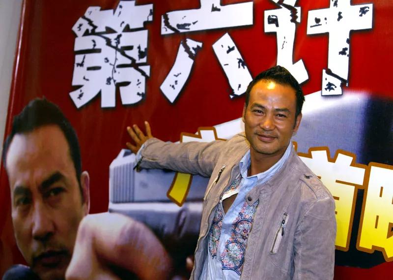 我叫不紧张！11月22日，70岁的任达华出席活动时，突然不慎跌倒，连眼镜都甩飞了