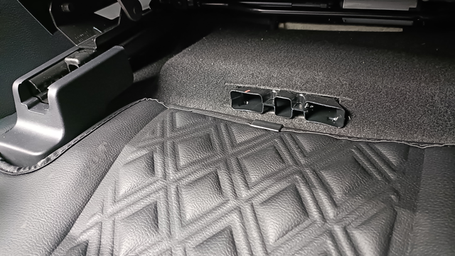 宋plus前排主副驾下的孔有啥作用各有一排孔。请问各位有啥用？要不要封住？