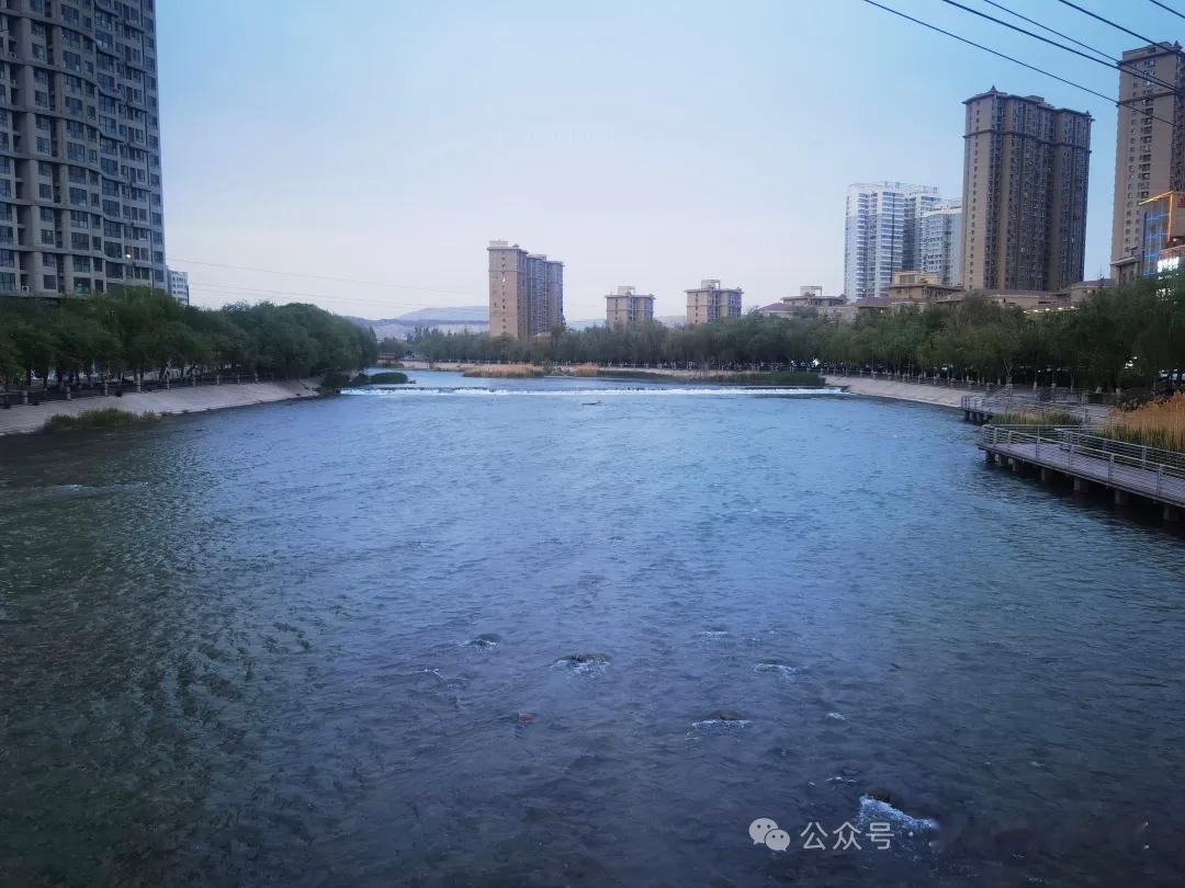 走一趟南疆，才懂什么叫“中国之大，山河壮阔”当飞机越过千里戈壁，降落在库勒