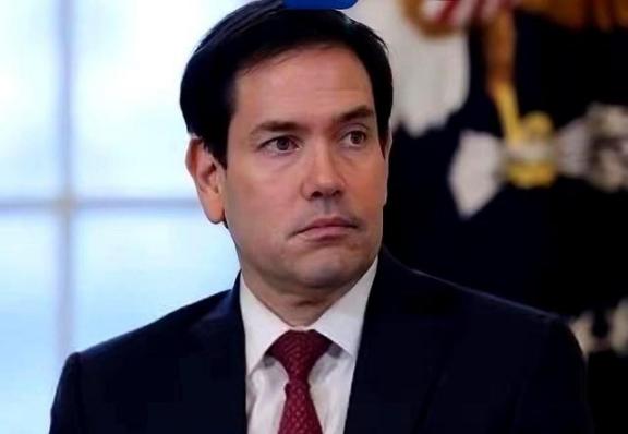 国际风云突变！被中国制裁两次的铁杆反华鹰派，结束三天访华回国后，竟对着全世界镜头