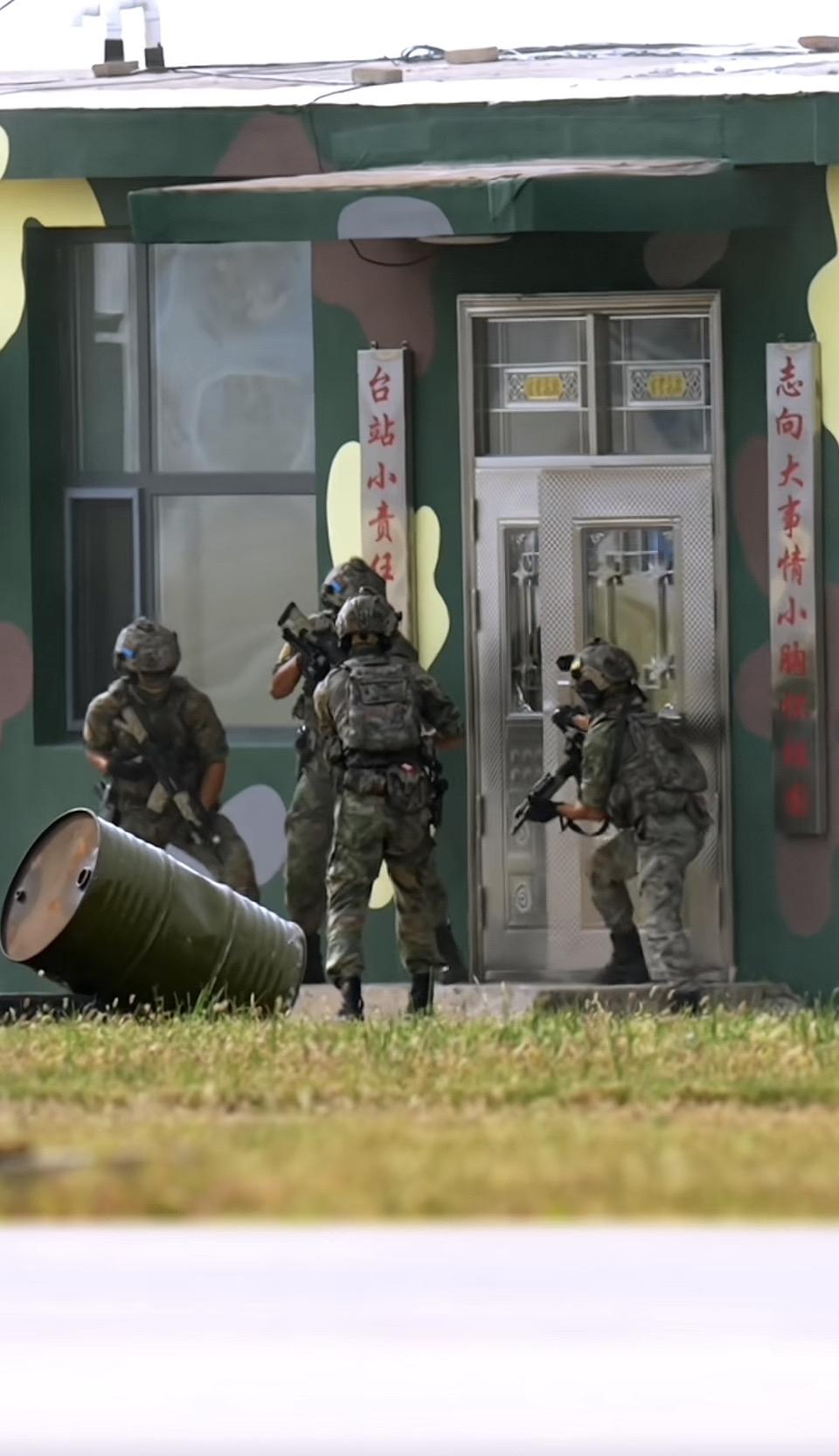 空降利刃！直击空降兵反恐演练硬核瞬间在长春航空展的现场，一场紧张刺激的空降兵