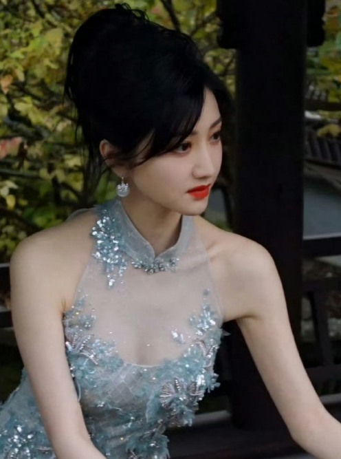 景甜旗袍装，工作室辟谣景甜单身！