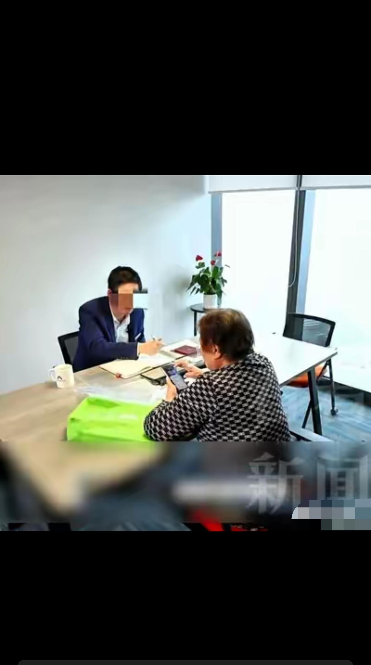 上海，老人全款买了一套使用公权房，将承租人登记小儿子名下，小儿子闪婚2年后去世，