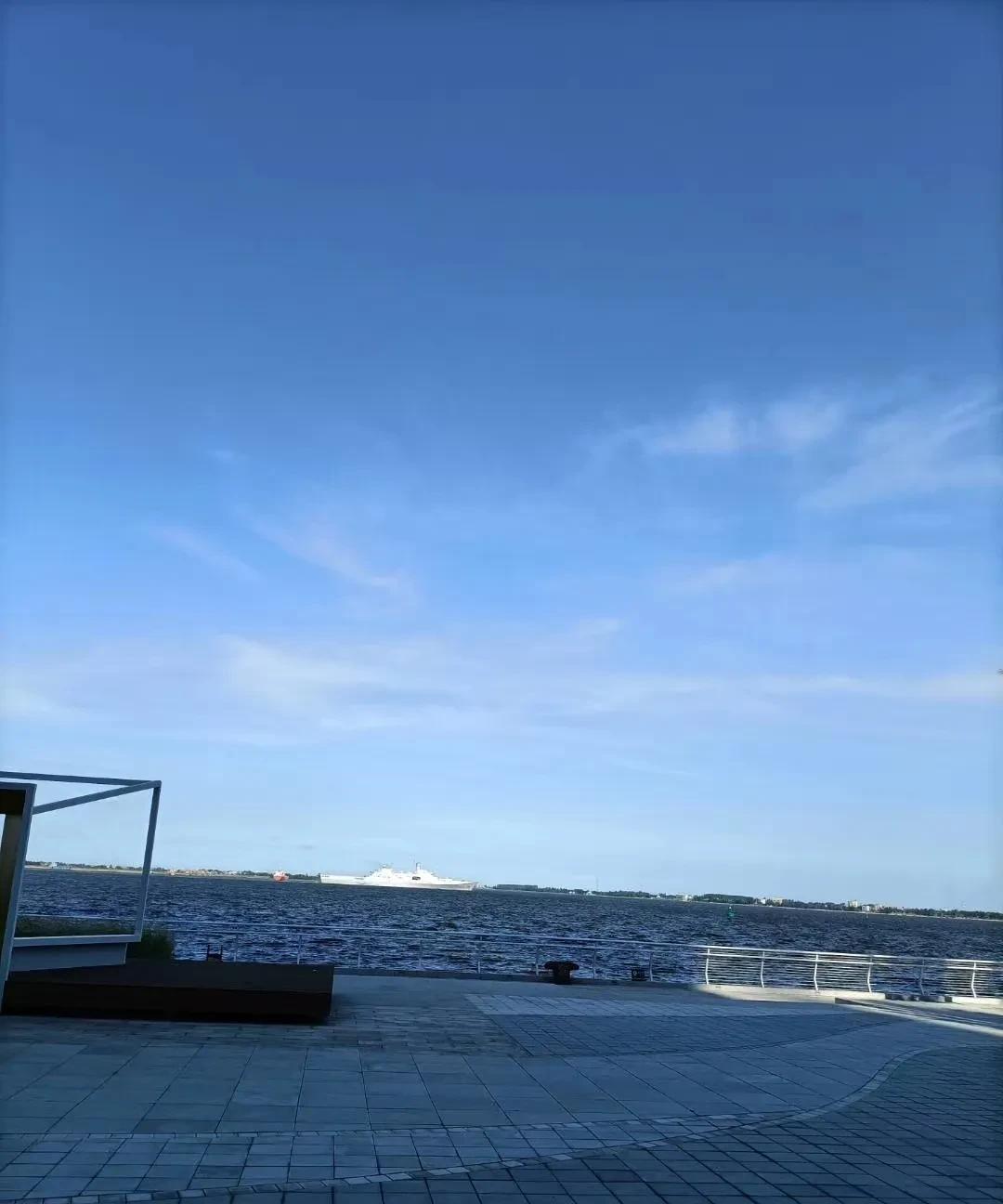 #拍出最美的家乡天空照#今天又是被阳光眷顾的一天～蓝天如洗，白云悠悠，仿佛世界