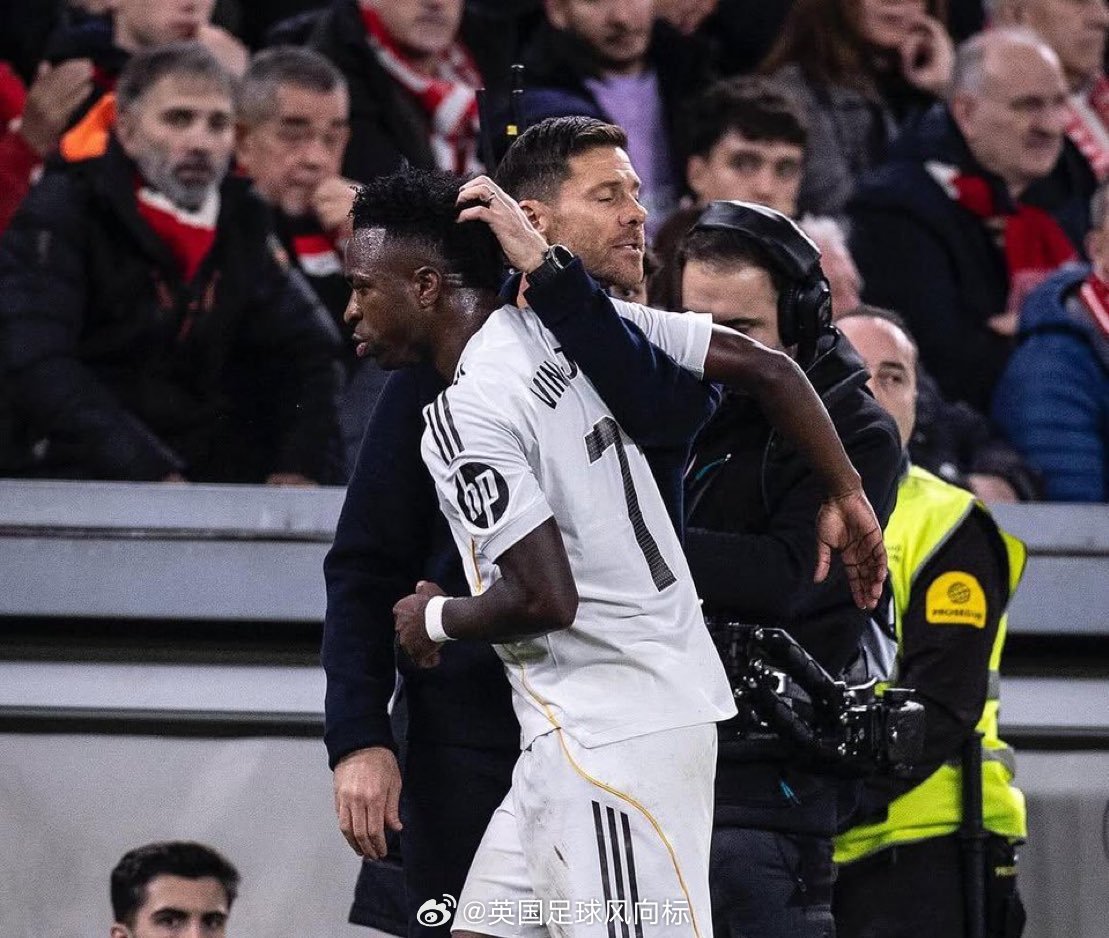 【搞事情】欧冠赛前新闻发布会，有记者向威尼修斯提问，皇马前任主帅阿隆索离任的时候