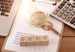 再看家庭账户，意思更加明显。2026年上半年住户存款增加7.58万亿元，住户贷款