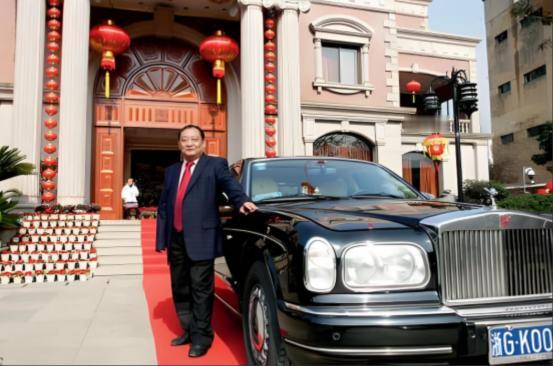 2000年，商人楼忠福以2.08亿天价拍下西湖边濒临破产的华侨饭店，所有人都认为