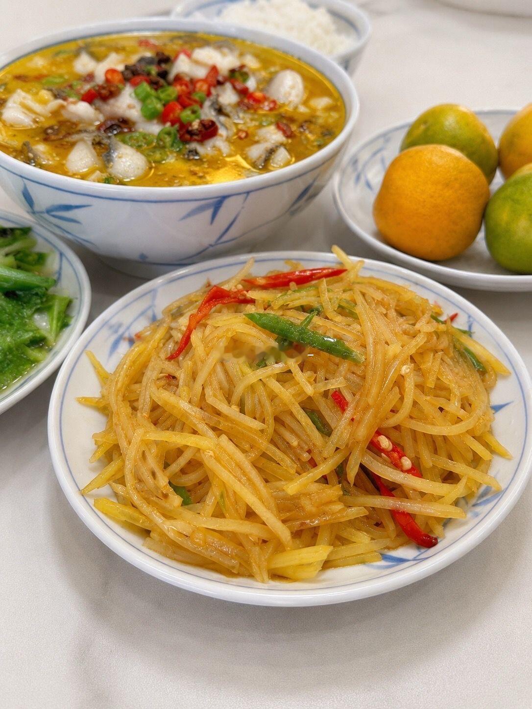 今天的家常菜分享给自己做了一桌热乎乎的菜