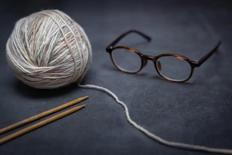 走路的步伐变慢了！拿针穿线的时候看不到针孔！拿手机刷视频的时候，想看清楚