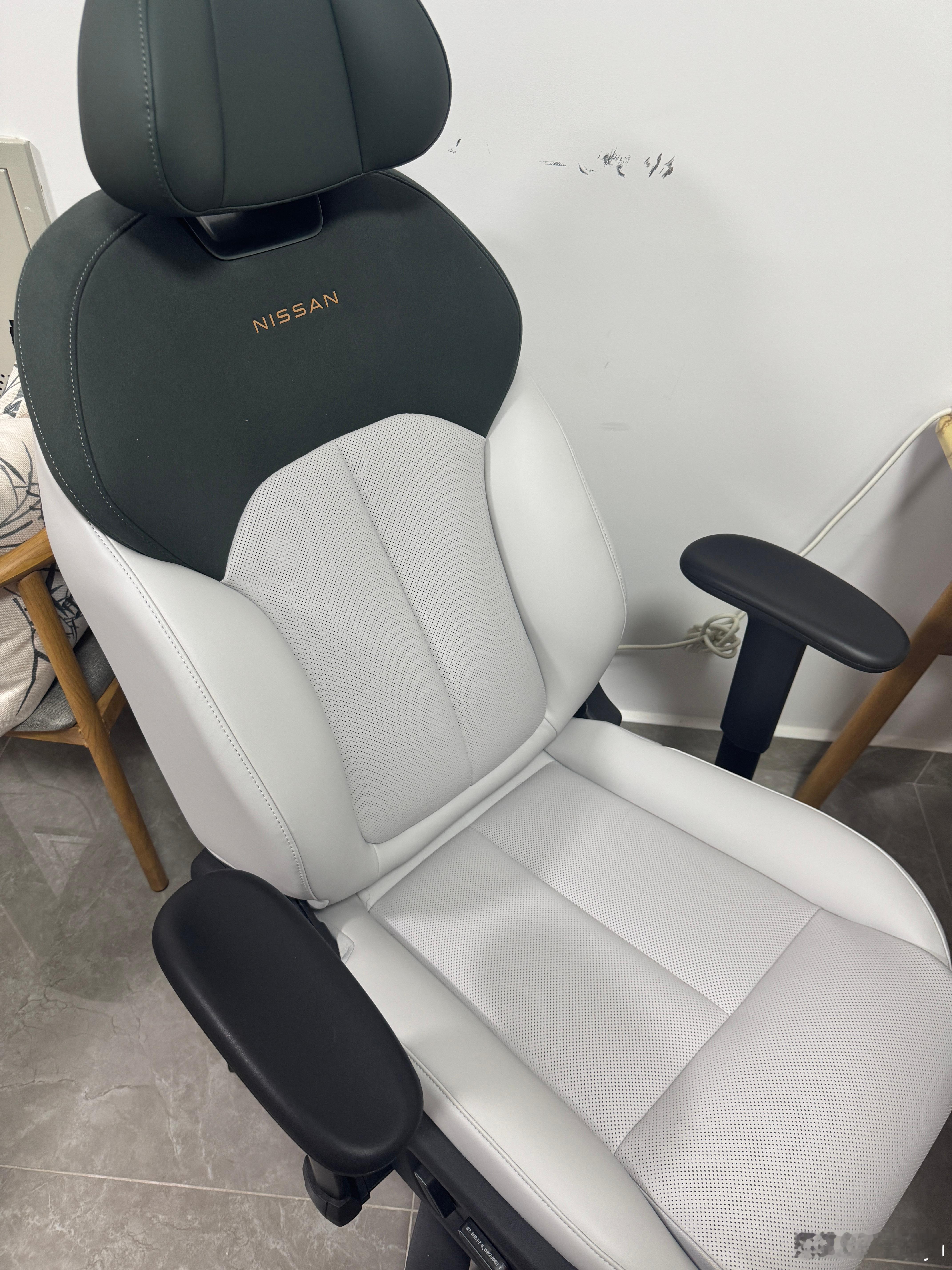 没来暖气的房间真挺冷的，这个时候就可以打开日产大沙发的座椅加热，嘎嘎暖和舒服[笑