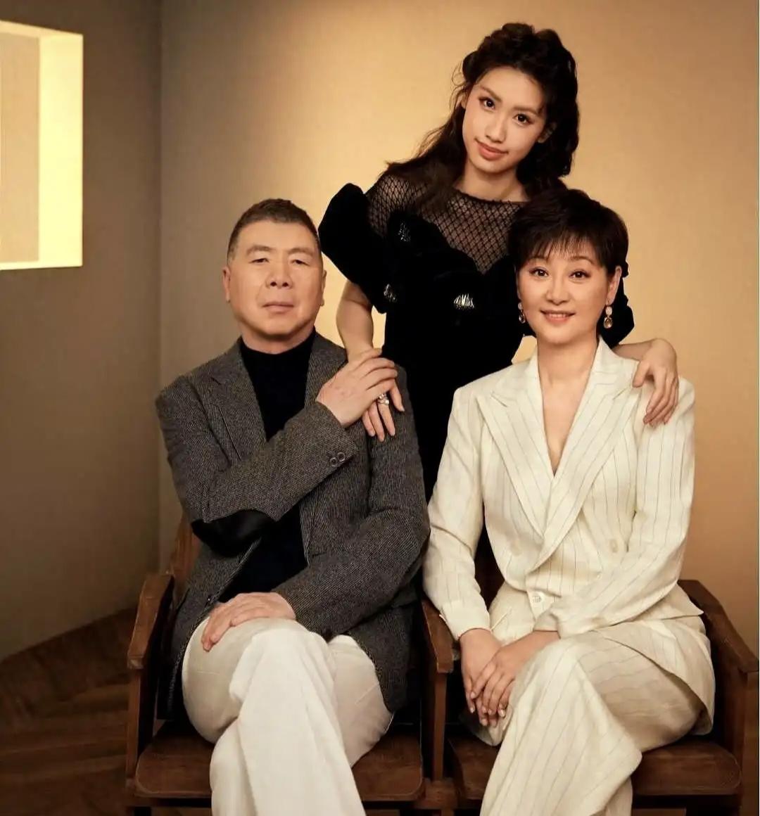 冯小刚徐帆领养的女儿，长相神态酷似冯小刚，尤其两人都有嘴凸问题，对此徐帆表示，朝