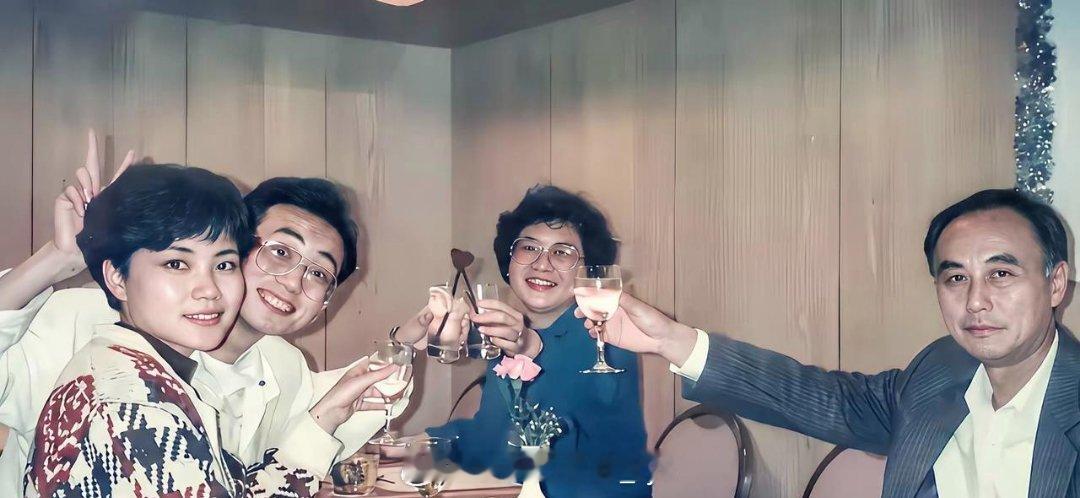 王菲刚去香港时的全家福-超高清修复时间应该是在1987或1988年，不到20岁的