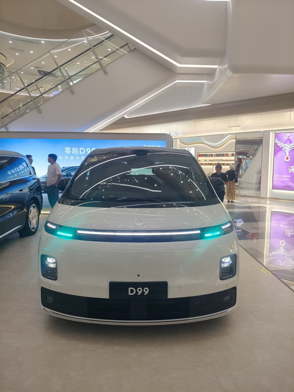 零跑D99来了，这波直接把家用MPV的配置门槛给砸穿了。24.98万的起售价，直接把以往四五十万MP