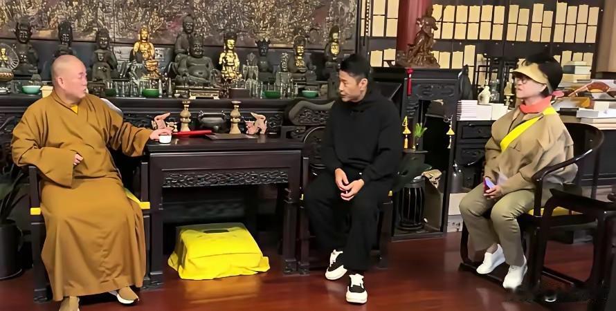 少林寺原方丈释永信最狂的时候，真是狂到没边了。知名演员于荣光夫妇拜访释永信的时候