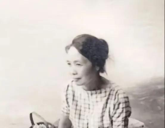 明星耿乐爷爷奶奶的故事还真挺让人唏嘘的。他的奶奶陈布文绝对是一个奇女子。人生就