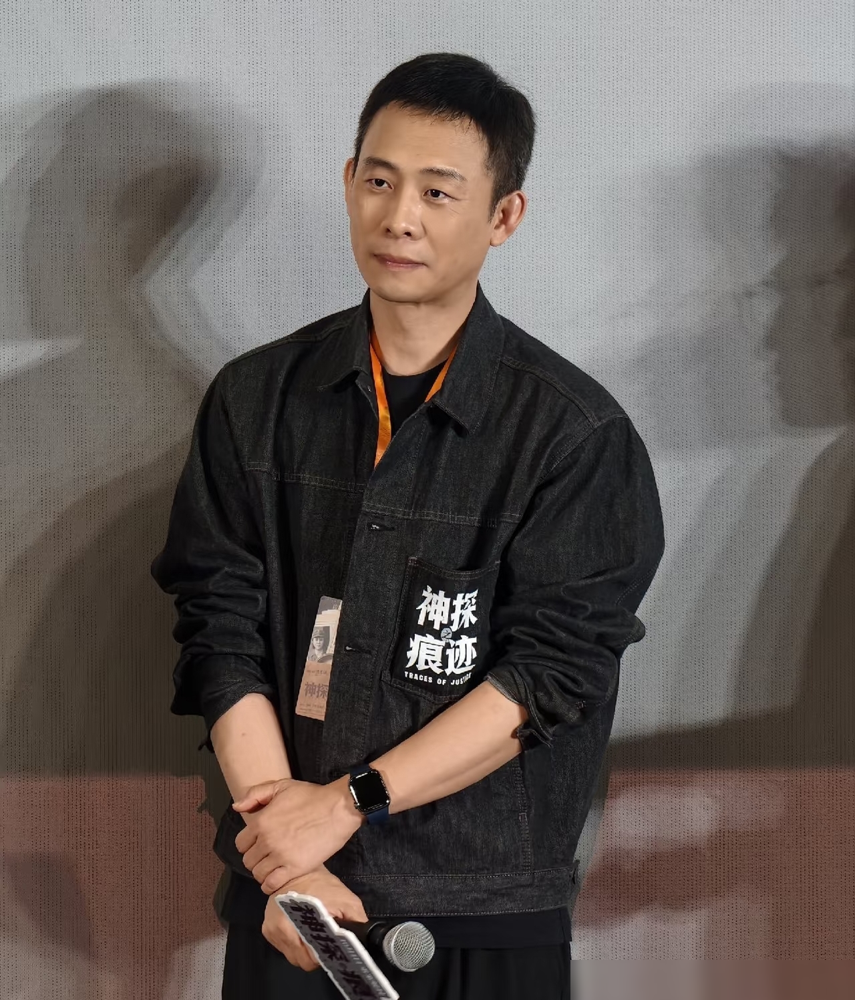 张译又被骂了，这次说他警服焊身上了。点开评论区，说他这几年不是警察就是检察官，要么就是追凶的。从《狂