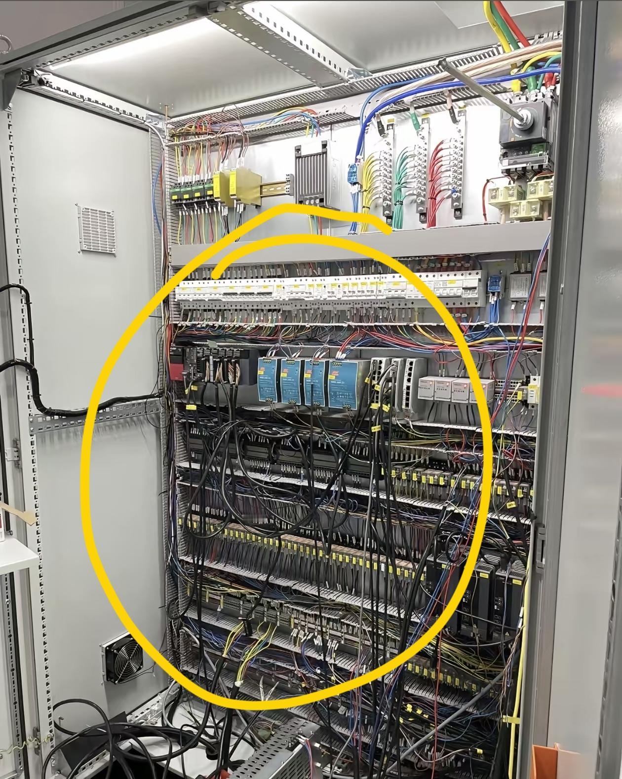 这个工程师人品不行，老板罚了他800元，原因是程序没有写好，后面这个工程师气的不