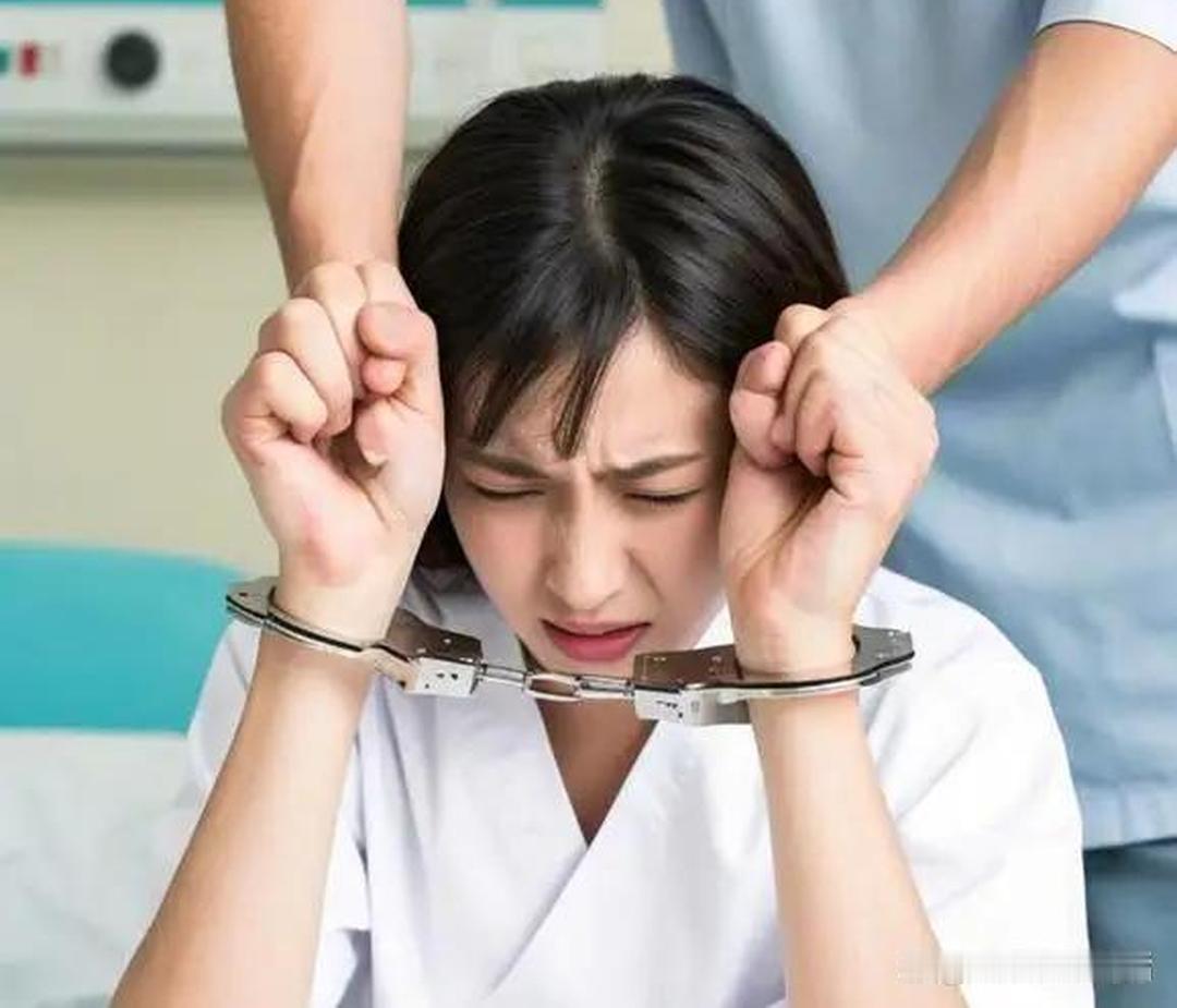 王哥妈妈这个时候跟王哥的那个未婚妻说了什么，所以，未婚妻这个时候也走了出来。走