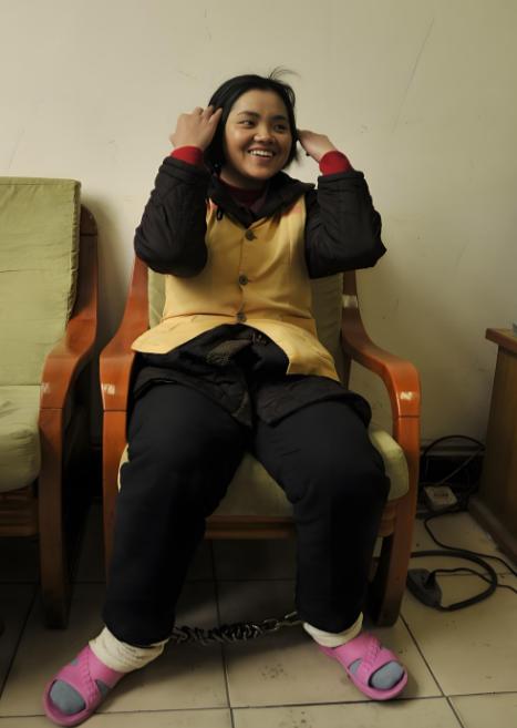 2011年，云南的“土皇后”杨菊芬得知自己即将执行死刑。她戴着脚镣，穿着囚服，却