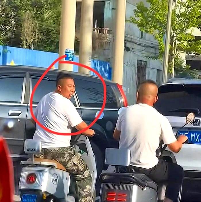 坐拥两千万粉丝的顶流网红，一夜之间跌落神坛，如今只能叼着烟挤在电动车后座，你能想